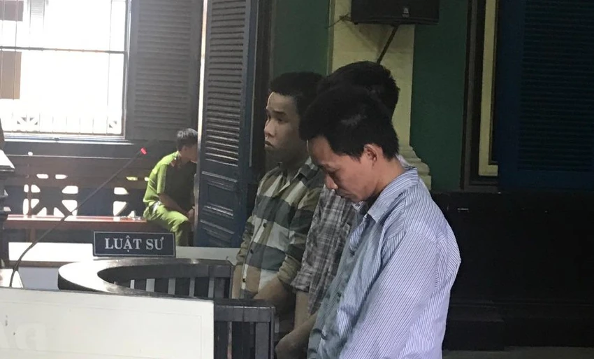 Ba bị cáo đang nghe toà tuyên án