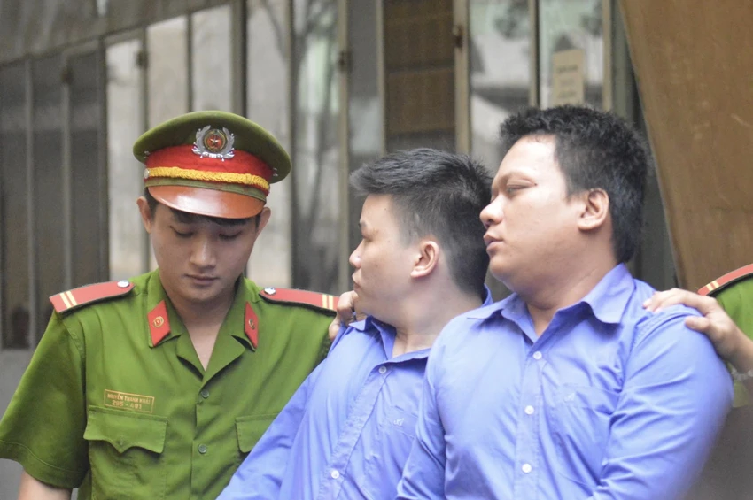 Người nước ngoài chụp ảnh trên phố bị giật điện thoại