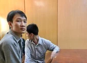 Bị bắt vì mua ma tuý, khám xe phát hiện thêm súng và đạn