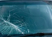 Tòa phạt tiền người Hàn Quốc ném điện thoại vỡ kính xe taxi 