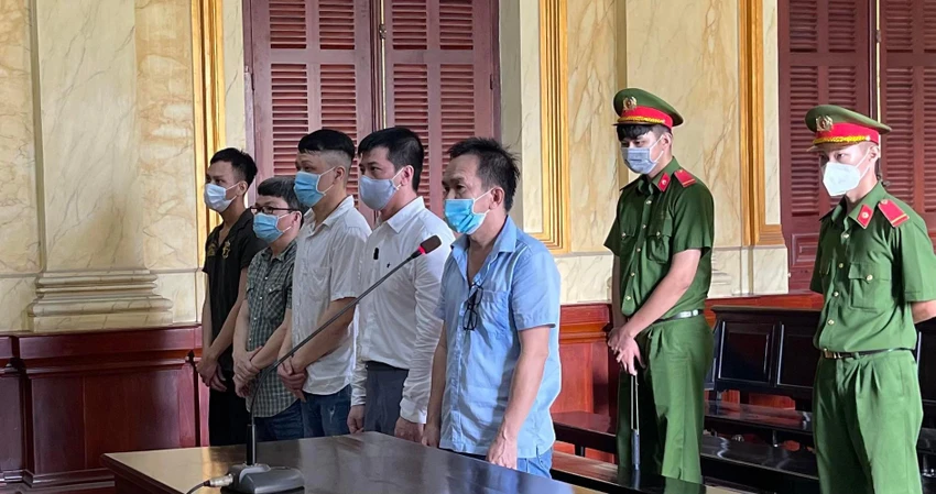Năm bị cáo tổ chức đánh bạc bị tạm giam tại tòa sáng 12-4 Năm bị cáo tổ chức đánh bạc bị tạm giam tại tòa sáng 12-4