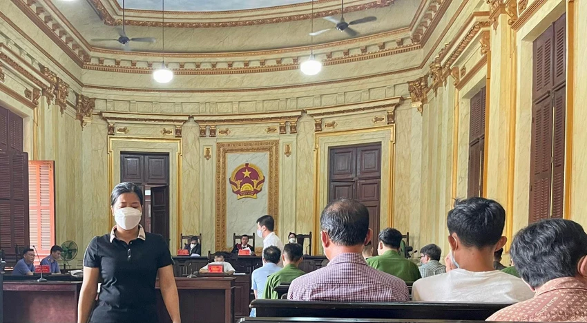 Bị cáo Nhí (áo đen) bị đề nghị mức án cao nhất trong vụ án đang được tại ngoại vì mới sinh con. Ảnh: HOÀNG YẾN Bị cáo Nhí (áo đen) bị đề nghị mức án cao nhất trong vụ án đang được tại ngoại vì mới sinh con. Ảnh: HOÀNG YẾN