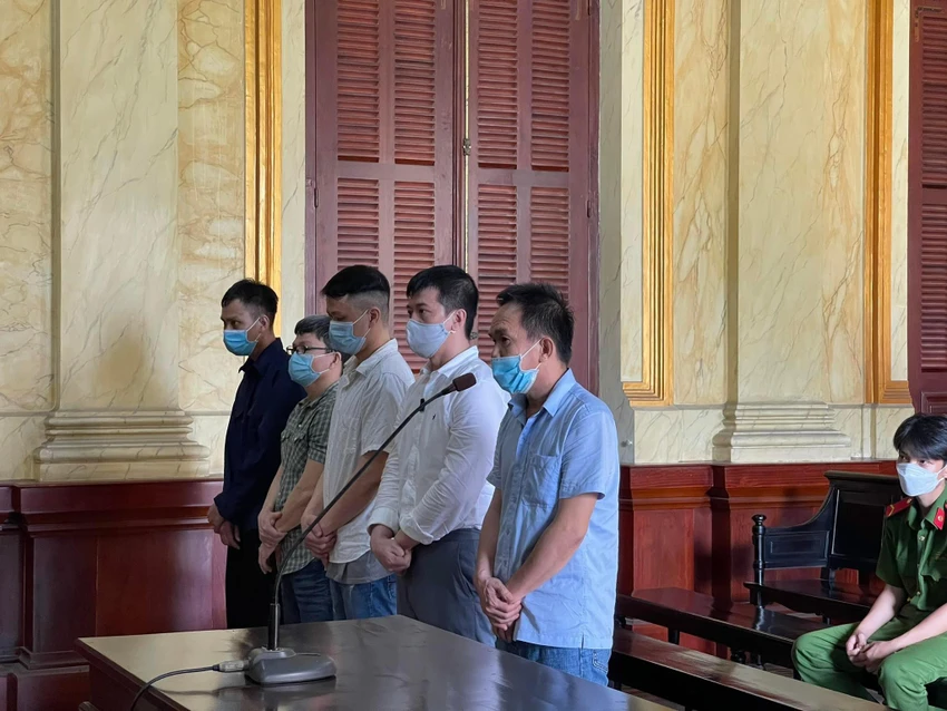 Các bị cáo phạm tội tổ chức đánh bạc bị tạm giam. Ảnh: HOÀNG YẾN Các bị cáo phạm tội tổ chức đánh bạc bị tạm giam. Ảnh: HOÀNG YẾN