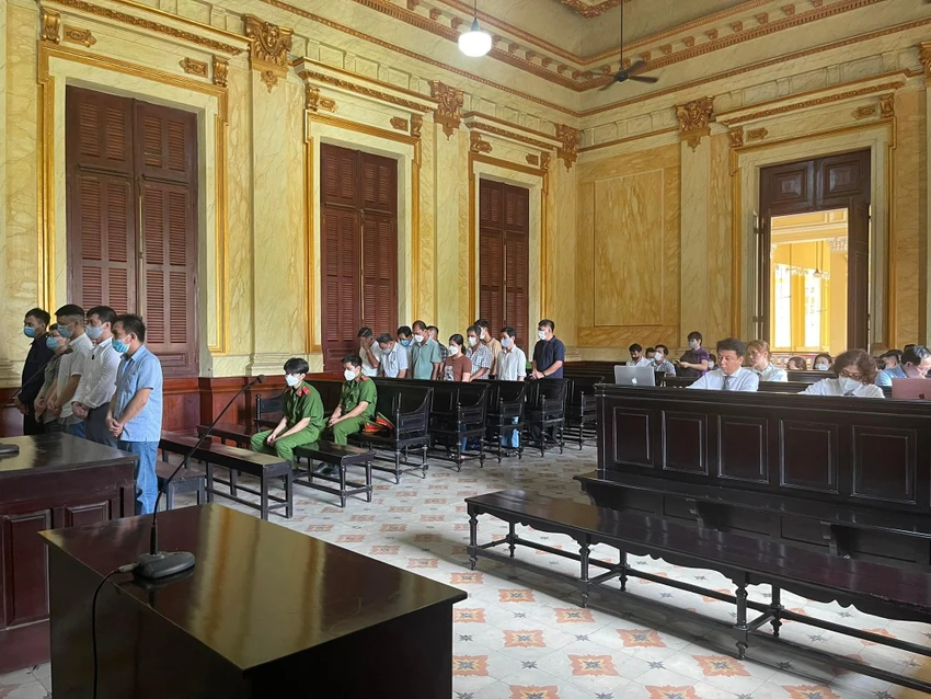 Các bị cáo đứng nghe tuyên án. Ảnh: HOÀNG YẾN Các bị cáo đứng nghe tuyên án. Ảnh: HOÀNG YẾN