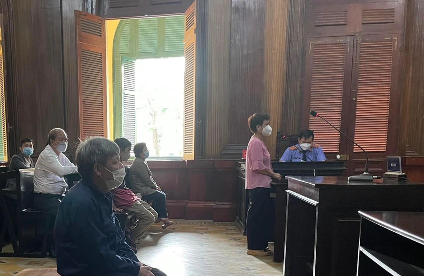Vì lý do sức khoẻ, bị cáo Tân được ngồi trong phiên xử và nghe phía bị hại trình bày. Ảnh: HOÀNG YẾN Vì lý do sức khoẻ, bị cáo Tân được ngồi trong phiên xử và nghe phía bị hại trình bày. Ảnh: HOÀNG YẾN