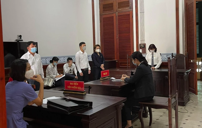 Các bên trong vụ tranh chấp đang nghe HĐXX tuyên án phúc thẩm. Ảnh: HOÀNG YẾN