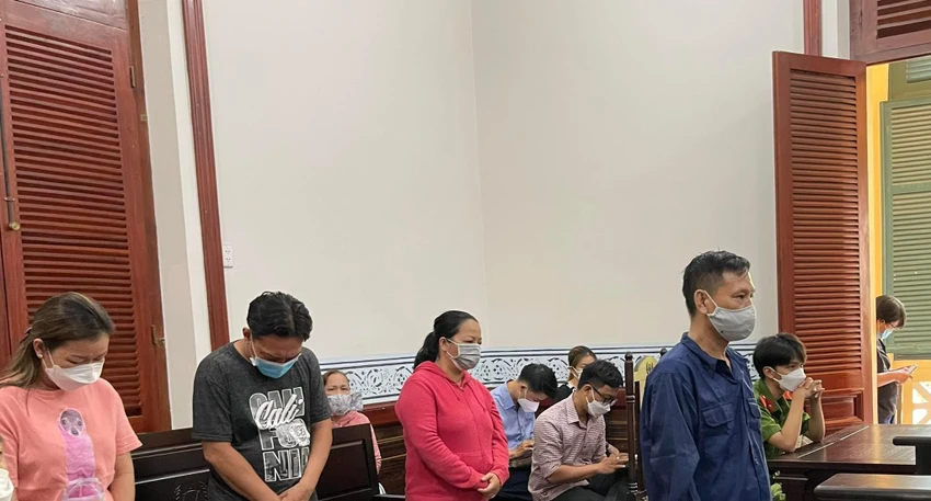 Các bị cáo đứng nghe tòa tuyên án. Ảnh: HOÀNG YẾN Các bị cáo đứng nghe tòa tuyên án. Ảnh: HOÀNG YẾN