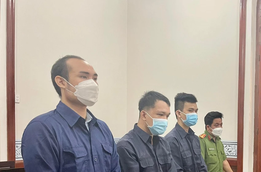 Các bị cáo nghe toà tuyên án. Ảnh: HOÀNG YẾN Các bị cáo nghe toà tuyên án. Ảnh: HOÀNG YẾN