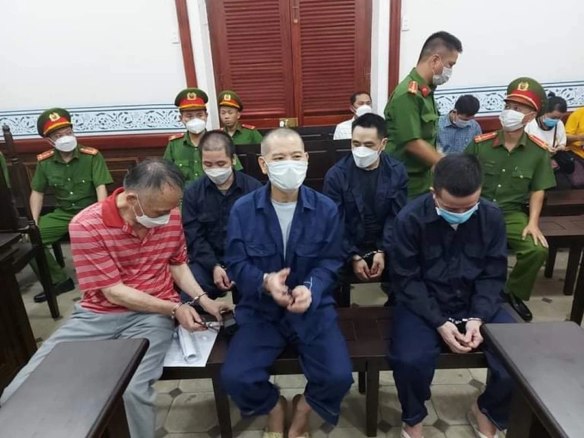 Các bị cáo trước khi HĐXX vào phòng xử án ngày 27-4. Ảnh: HOÀNG YẾN Các bị cáo trước khi HĐXX vào phòng xử án ngày 27-4. Ảnh: HOÀNG YẾN