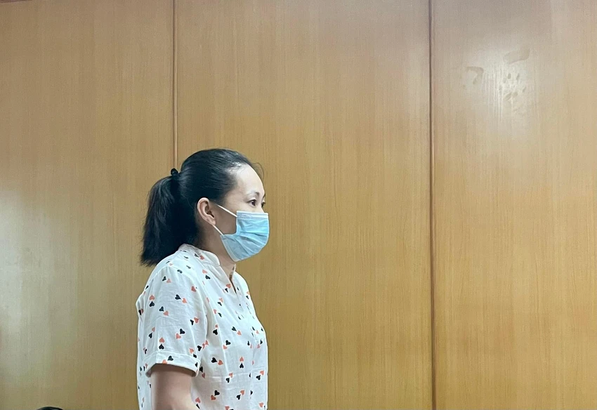 Bị cáo Trịnh Hữu Tú Trân tại tòa ngày 27-4. Ảnh: HOÀNG YẾN Bị cáo Trịnh Hữu Tú Trân tại tòa ngày 27-4. Ảnh: HOÀNG YẾN