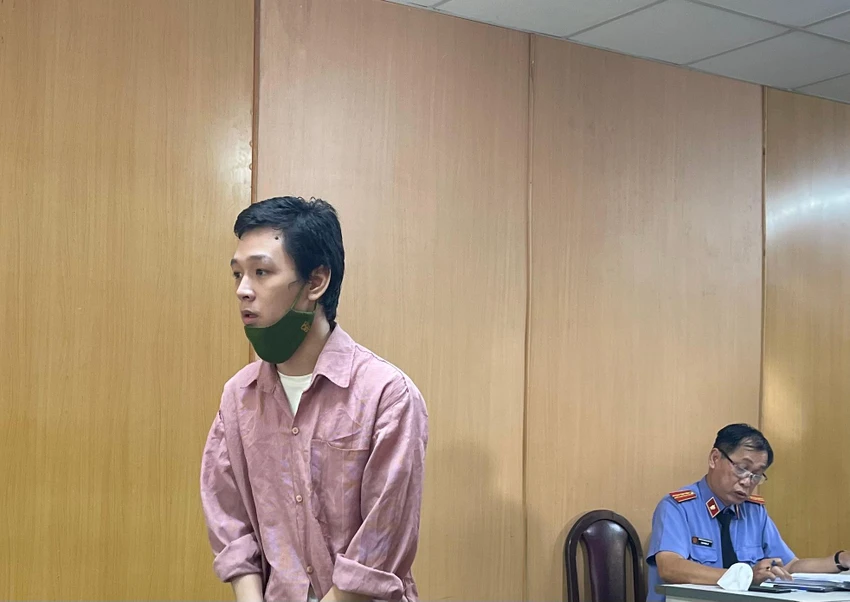 Bị cáo Quang xin lỗi bị hại tại phiên xử. Ảnh: H.YẾN Bị cáo Quang xin lỗi bị hại tại phiên xử. Ảnh: H.YẾN