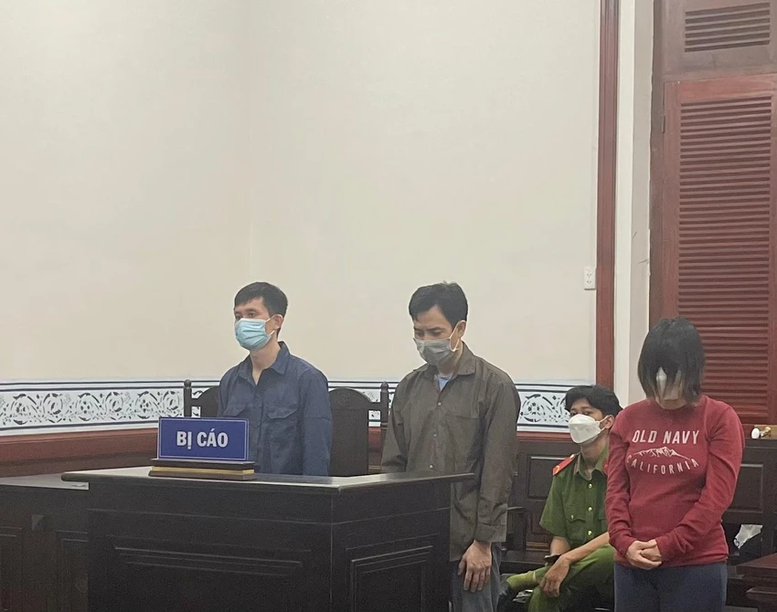 Ba bị cáo đang nghe HĐXX tuyên án. Ảnh: HOÀNG YẾN Ba bị cáo đang nghe HĐXX tuyên án. Ảnh: HOÀNG YẾN