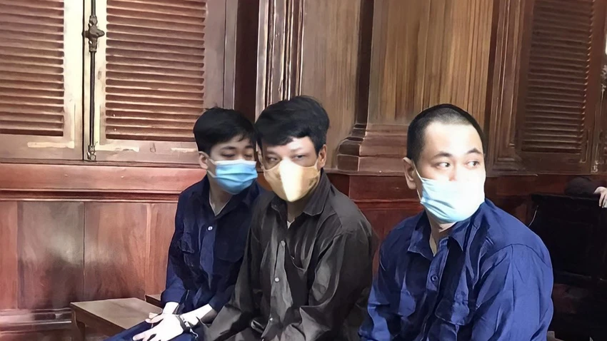 Ba bị cáo bị tạm giam trong vụ án. Ảnh: HOÀNG YẾN Ba bị cáo bị tạm giam trong vụ án. Ảnh: HOÀNG YẾN