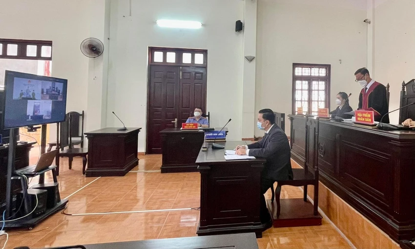 Sau khi nghị án, HĐXX tiến hành tuyên án vụ hình sự xét xử trực tuyến đầu tiên tại TAND quận Tân Phú. Ảnh: HOÀNG YẾN Sau khi nghị án, HĐXX tiến hành tuyên án vụ hình sự xét xử trực tuyến đầu tiên tại TAND quận Tân Phú. Ảnh: HOÀNG YẾN