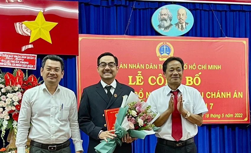 Phó Chánh án TAND TP.HCM Huỳnh Ngọc Ánh cùng lãnh đạo địa phương trao quyết định và tặng hoa cho Tân Chánh án Lê Thuần Phong. Ảnh: HOÀNG YẾN