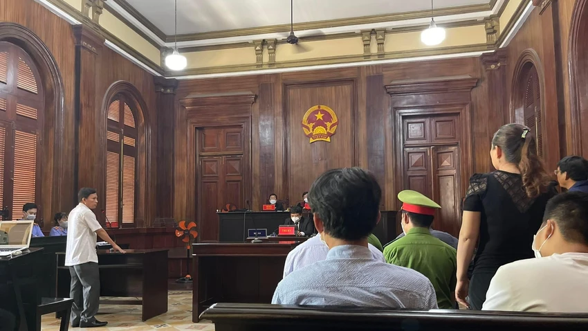 HĐXX cho đối chất giữa người liên quan và các bị cáo vụ án. Ảnh: HOÀNG YẾN HĐXX cho đối chất giữa người liên quan và các bị cáo vụ án. Ảnh: HOÀNG YẾN