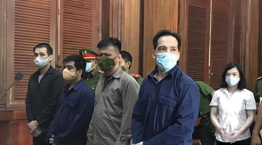 Các bị cáo nghe HĐXX tuyên án. Ảnh: H.YẾN Các bị cáo nghe HĐXX tuyên án. Ảnh: H.YẾN