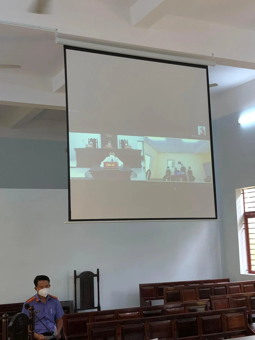 Màn chiếu lớn phục vụ cho công tác xét xử trực tuyến. Ảnh: TACC