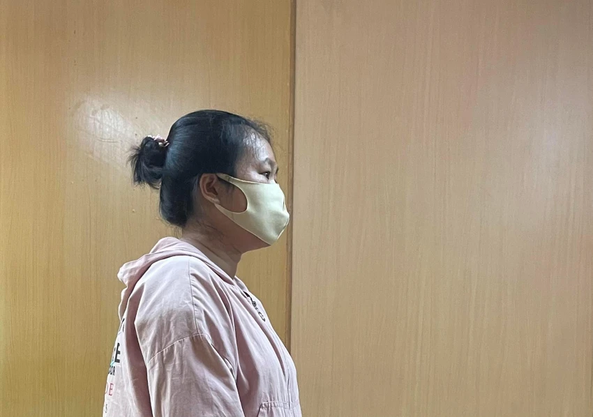 Bị cáo Trinh nghe HĐXX tuyên án. Ảnh: HOÀNG YẾN Bị cáo Trinh nghe HĐXX tuyên án. Ảnh: HOÀNG YẾN
