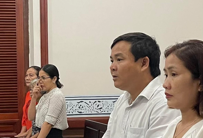 Ông Thịnh và các đương sự vụ án khi nghe HĐXX tuyên án. Ảnh: HOÀNG YẾN Ông Thịnh và các đương sự vụ án khi nghe HĐXX tuyên án. Ảnh: HOÀNG YẾN