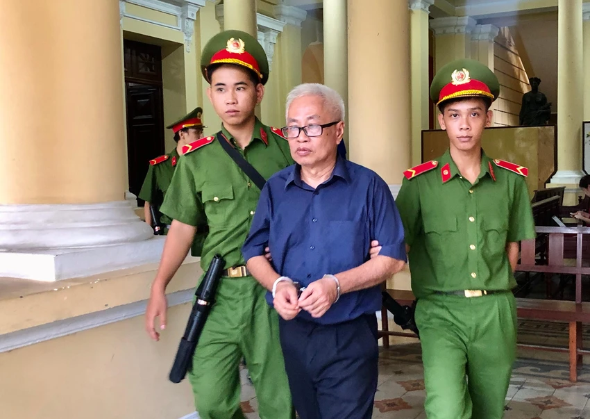 Ông Trần Phương Bình ra toà trong đại án DAB giai đoạn 2. Ảnh: HOÀNG YẾN Ông Trần Phương Bình ra toà trong đại án DAB giai đoạn 2. Ảnh: HOÀNG YẾN