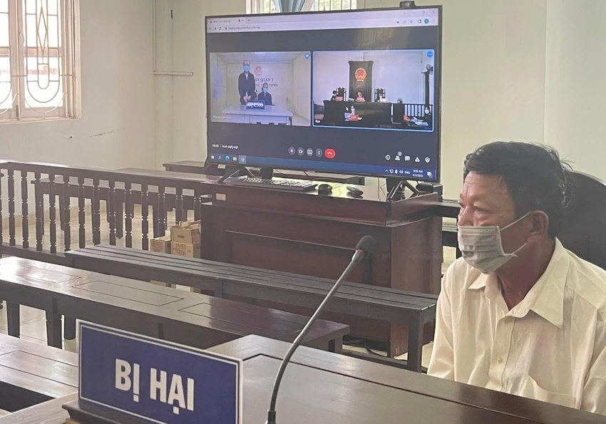 Điểm cầu trung tâm có bị hại vụ án tham gia. Ảnh: HOÀNG YẾN Điểm cầu trung tâm có bị hại vụ án tham gia. Ảnh: HOÀNG YẾN