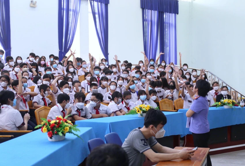 Các em học sinh hào hứng tham gia hỏi đáp về phiên toà giả định bạo lực học đường. Ảnh: TACC Các em học sinh hào hứng tham gia hỏi đáp về phiên toà giả định bạo lực học đường. Ảnh: TACC