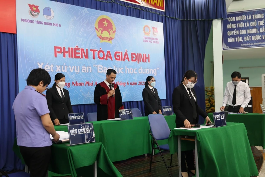 HĐXX phiên tòa giả định vụ án bạo lực học đường tại trường THCS Trần Quốc Toản. Ảnh: TACC HĐXX phiên tòa giả định vụ án bạo lực học đường tại trường THCS Trần Quốc Toản. Ảnh: TACC