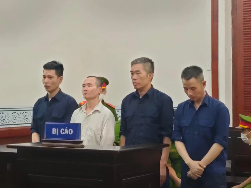 Bốn bị cáo nghe toà tuyên án. Ảnh: HOÀNG YẾN