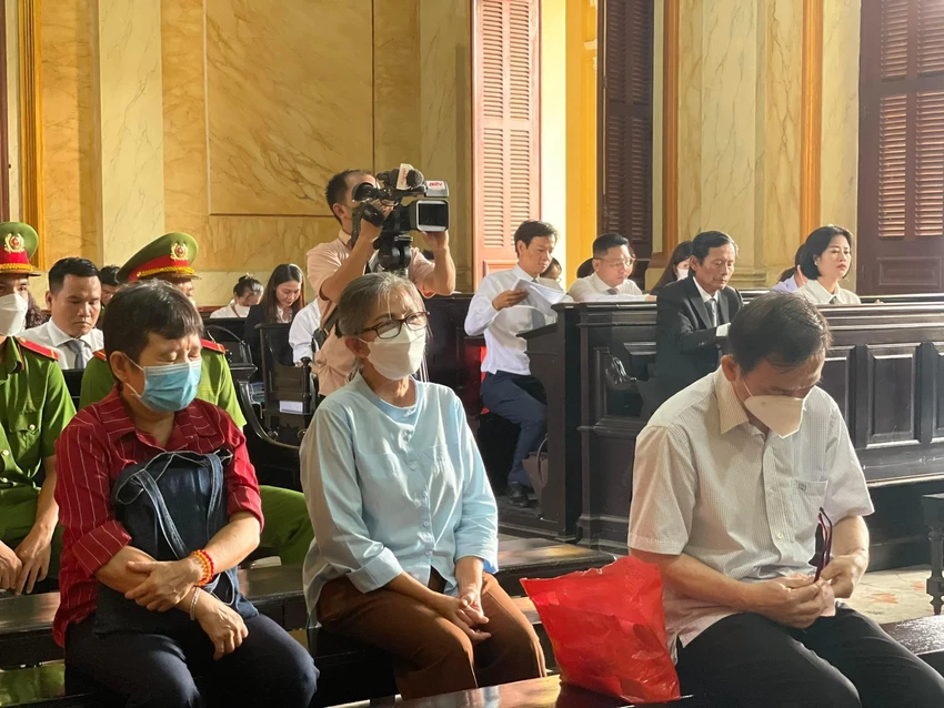Ba bị cáo trước giờ HĐXX bắt đầu phiên xử. Ảnh: HOÀNG YẾN Ba bị cáo trước giờ HĐXX bắt đầu phiên xử. Ảnh: HOÀNG YẾN