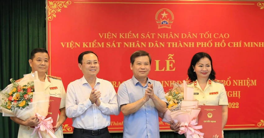 Viện trưởng VKSND Tối cao Lê Minh Trí và Phó bí thư Thành uỷ TP.HCM Nguyễn Văn Hiếu trao quyết định và tặng hoa cho hai tân phó viện trưởng. Ảnh: H.Y Viện trưởng VKSND Tối cao Lê Minh Trí và Phó bí thư Thành uỷ TP.HCM Nguyễn Văn Hiếu trao quyết định và tặng hoa cho hai tân phó viện trưởng. Ảnh: H.Y