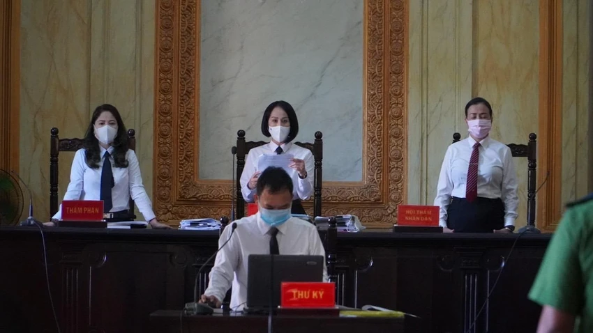 Giữa tháng 12-2021, TAND TP.HCM mở phiên xử và quyết định trả hồ sơ điều tra bổ sung làm rõ bảy vấn đề. Ảnh: M.TÂM Giữa tháng 12-2021, TAND TP.HCM mở phiên xử và quyết định trả hồ sơ điều tra bổ sung làm rõ bảy vấn đề. Ảnh: M.TÂM