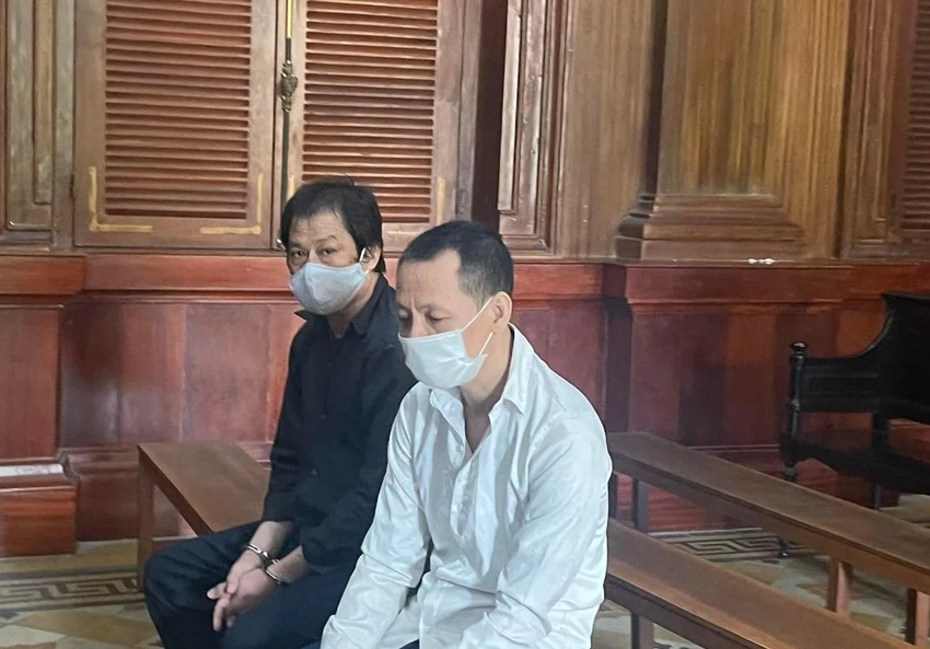Nguyễn Hợp Toàn (áo trắng) cùng đồng phạm tại toà. Ảnh: H.YẾN Nguyễn Hợp Toàn (áo trắng) cùng đồng phạm tại toà. Ảnh: H.YẾN