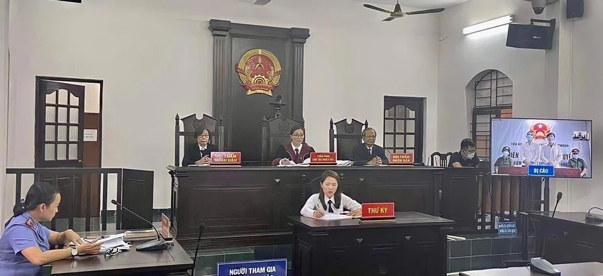 Phiên xử trực tuyến thứ hai tại đầu cầu trung tâm. Ảnh: H.YẾN