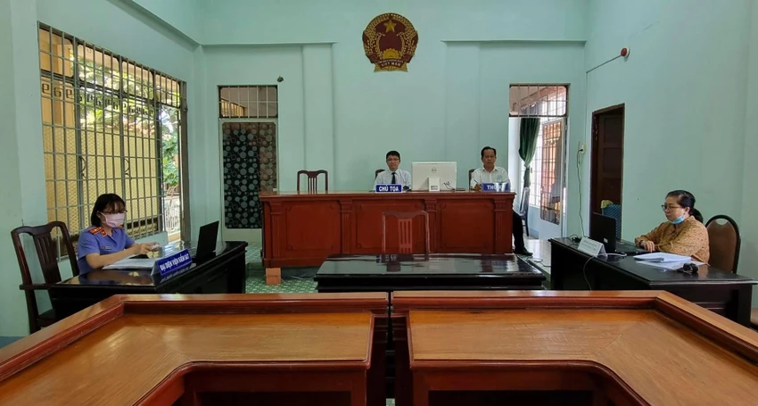 Điểm cầu trung tâm phòng xử tại TAND huyện Hóc Môn. Ảnh: H.YẾN Điểm cầu trung tâm phòng xử tại TAND huyện Hóc Môn. Ảnh: H.YẾN