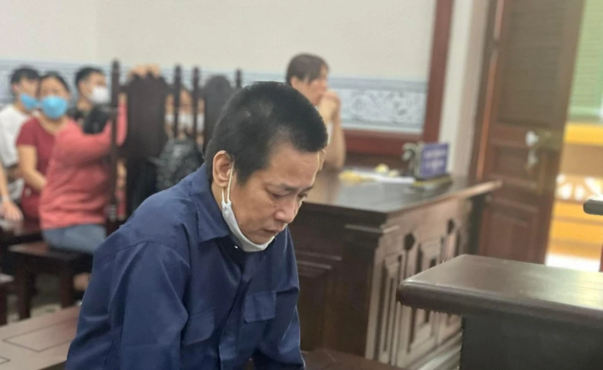 Bị cáo Ngọc cúi mặt, xa xa người vợ khóc mỗi khi nghe nói đến hành vi phạm tội của chồng với con. Ảnh: H.YẾN Bị cáo Ngọc cúi mặt, xa xa người vợ khóc mỗi khi nghe nói đến hành vi phạm tội của chồng với con. Ảnh: H.YẾN
