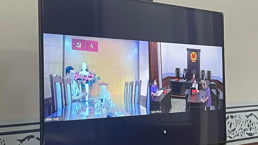 Màn hình trực tuyến hai đầu cầu của phiên xử. Ảnh: H.YẾN Màn hình trực tuyến hai đầu cầu của phiên xử. Ảnh: H.YẾN
