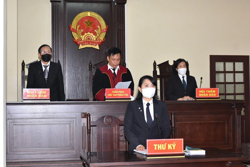 Trong một ngày, HĐXX tiến hành xét xử 6 vụ án hình sự, giảm tải được lượng công việc lớn của các cơ quan tố tụng. Ảnh: H.YẾN Trong một ngày, HĐXX tiến hành xét xử 6 vụ án hình sự, giảm tải được lượng công việc lớn của các cơ quan tố tụng. Ảnh: H.YẾN