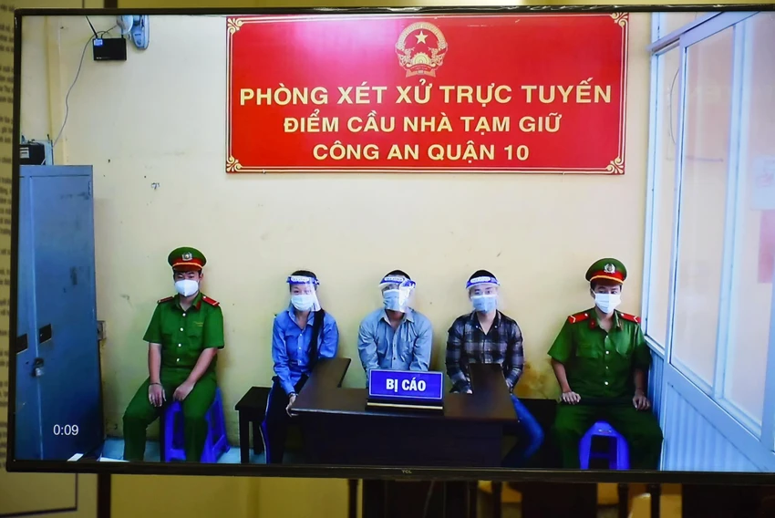 Điểm cầu thành phần là phòng xét xử trực tuyến tại Nhà tạm giữ quận 10. Ảnh: H.YẾN Điểm cầu thành phần là phòng xét xử trực tuyến tại Nhà tạm giữ quận 10. Ảnh: H.YẾN