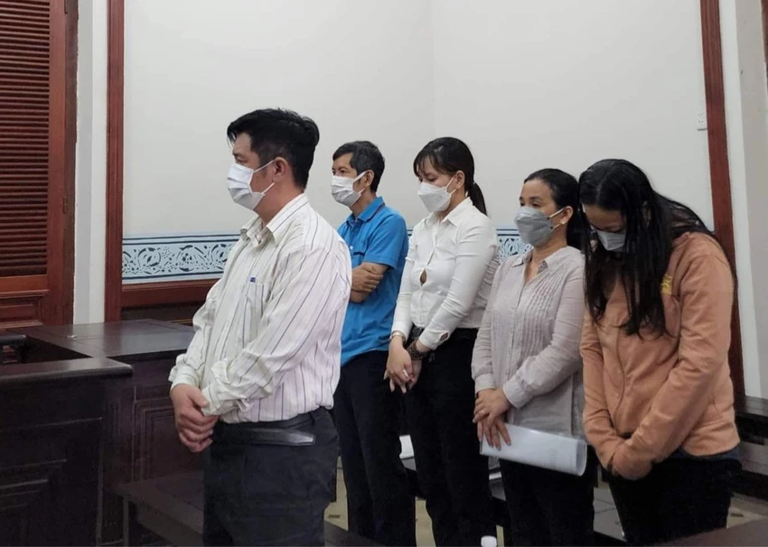 5 bị cáo tại phiên xử. Ảnh: H.YẾN 5 bị cáo tại phiên xử. Ảnh: H.YẾN
