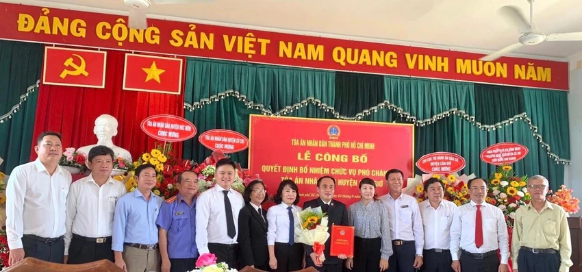 Lãnh đạo các đơn vị chụp hình chúc mừng tân phó chánh án TAND huyện Cần Giờ. Ảnh: H.YẾN Lãnh đạo các đơn vị chụp hình chúc mừng tân phó chánh án TAND huyện Cần Giờ. Ảnh: H.YẾN