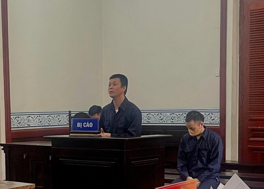 Hai bị cáo tại phiên xử sáng 14-11. Ảnh: HOÀNG YẾN Hai bị cáo tại phiên xử sáng 14-11. Ảnh: HOÀNG YẾN