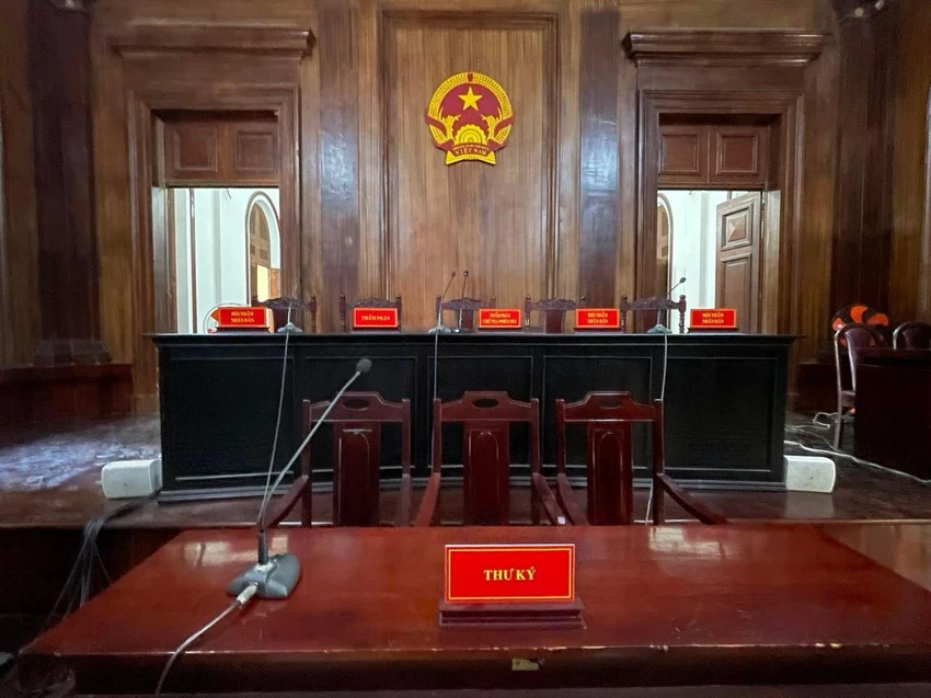 HĐXX với năm thành viên và chủ toạ phiên xử là thẩm phán Trần Minh Châu. Ảnh: H.YẾN HĐXX với năm thành viên và chủ toạ phiên xử là thẩm phán Trần Minh Châu. Ảnh: H.YẾN