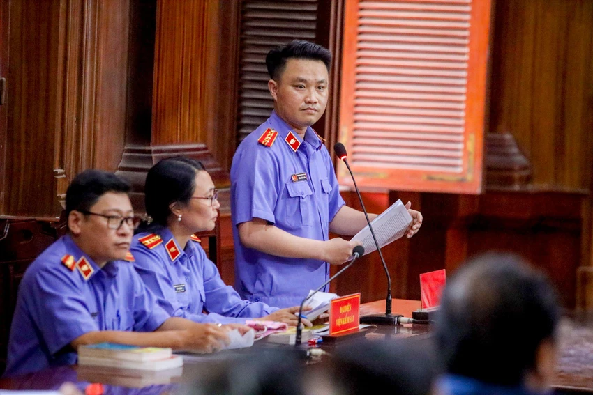 Đại diện VKS lần lượt thay phiên công báo toàn văn cáo trạng. Ảnh: N.NHI