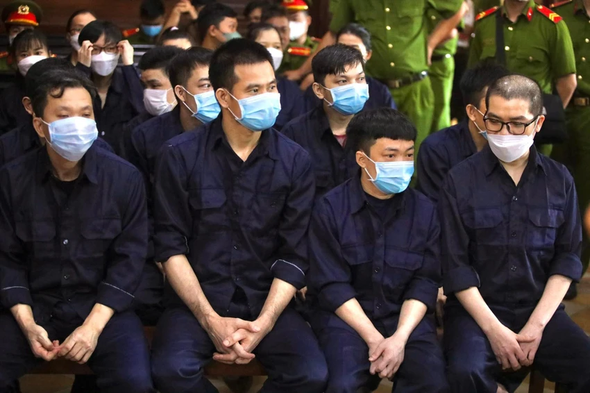 Bị cáo Lĩnh nhỏ người luôn được xếp ngồi cạnh anh trai Nguyễn Thái Luyện. Ảnh: NGUYỆT NHI