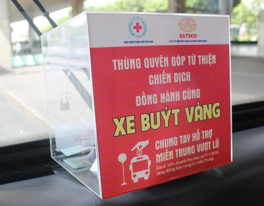 Đi xe buýt để ủng hộ đồng bào miền Trung ảnh 1 Đi xe buýt để ủng hộ đồng bào miền Trung ảnh 1