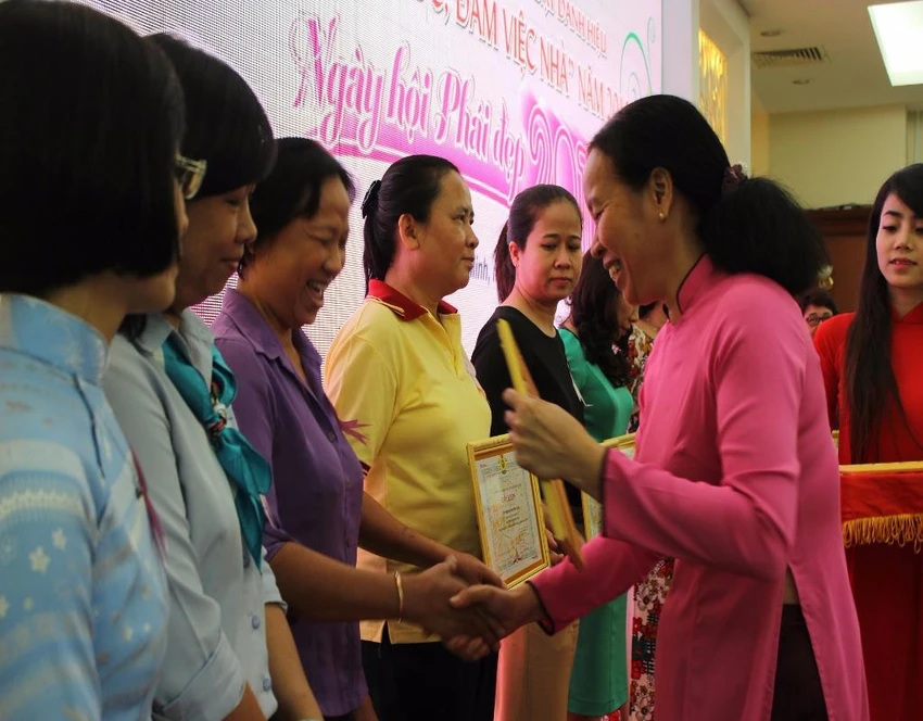 Tuyên dương 105 phụ nữ giỏi việc nước, đảm việc nhà ảnh 1 Các chị em phụ nữ được tôn vinh "giỏi việc nước, đảm việc nhà" năm 2016