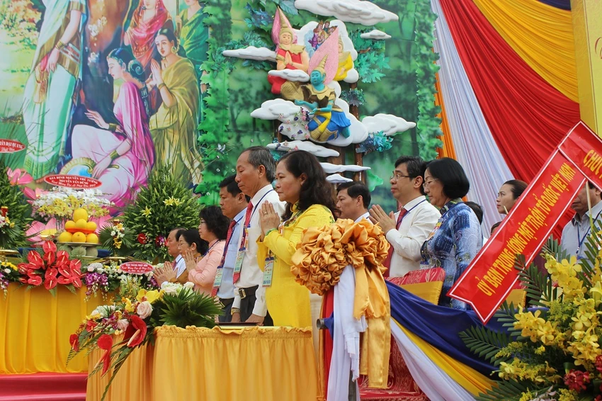 ông đảo quan khách là lãnh đạo thành phố tham dự lễ