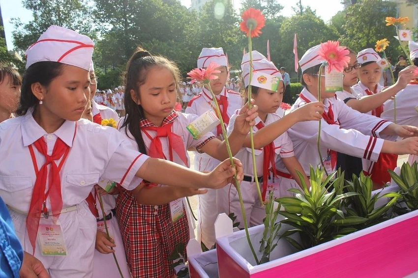 350 cháu ngoan dâng hoa, báo công với Bác Hồ ảnh 5 Các em đã cùng kính dâng hoa và thành tích đạt được