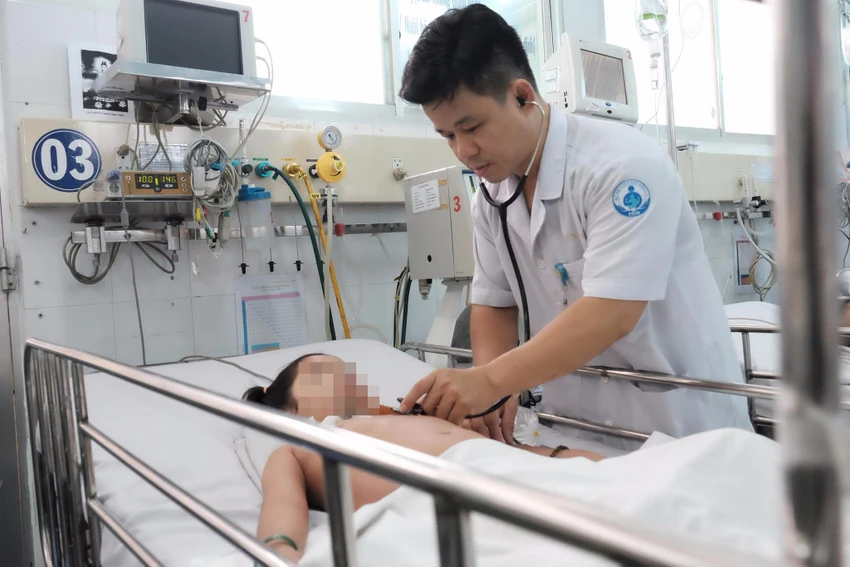 Mẹ tự cho con uống thuốc trị tiểu đường, bé hôn mê ảnh 1